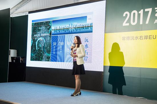 常德市江南城市發(fā)展有限公司董事副總經(jīng)理谷穗則為現(xiàn)場觀眾介紹了這個投資超過200億元、面積300萬平方、持續(xù)建設8到10年的沅水右岸如何建構城市·人·生活三者之間的關系